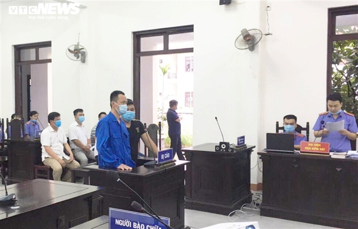 Tài xế nhốt CSGT trên xe khách, tông chốt kiểm dịch ở Đà Nẵng lĩnh 18 tháng tù - Ảnh 2.