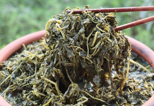 Món rau muối chua dân dã ở Phú Thọ mang về Thủ đô thành đặc sản hiếm có giúp người bán kiếm tiền triệu mỗi ngày - Ảnh 1. Món rau muối chua dân dã ở Phú Thọ mang về Thủ đô thành đặc sản hiếm có giúp người bán kiếm tiền triệu mỗi ngày - Ảnh 1.