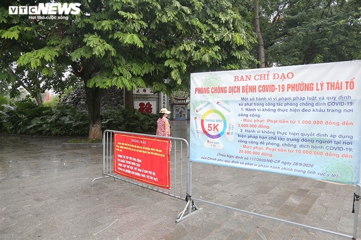 Ảnh: Bất chấp lệnh cấm, người Hà Nội vẫn ra đường tập thể dục giữa đại dịch - Ảnh 6. Ảnh: Bất chấp lệnh cấm, người Hà Nội vẫn ra đường tập thể dục giữa đại dịch - Ảnh 6.