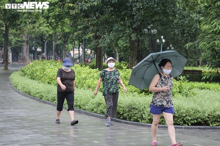 Ảnh: Bất chấp lệnh cấm, người Hà Nội vẫn ra đường tập thể dục giữa đại dịch - Ảnh 7. Ảnh: Bất chấp lệnh cấm, người Hà Nội vẫn ra đường tập thể dục giữa đại dịch - Ảnh 7.