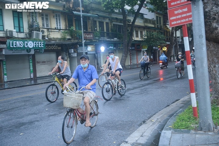 Ảnh: Bất chấp lệnh cấm, người Hà Nội vẫn ra đường tập thể dục giữa đại dịch - Ảnh 1. Ảnh: Bất chấp lệnh cấm, người Hà Nội vẫn ra đường tập thể dục giữa đại dịch - Ảnh 1.