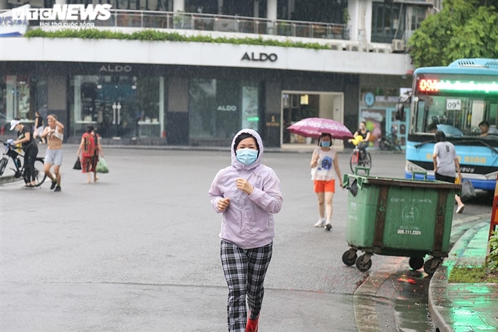 Ảnh: Bất chấp lệnh cấm, người Hà Nội vẫn ra đường tập thể dục giữa đại dịch - Ảnh 2. Ảnh: Bất chấp lệnh cấm, người Hà Nội vẫn ra đường tập thể dục giữa đại dịch - Ảnh 2.