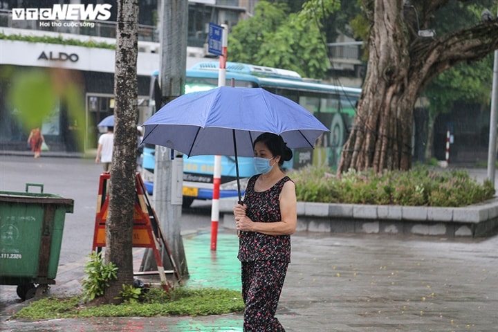 Ảnh: Bất chấp lệnh cấm, người Hà Nội vẫn ra đường tập thể dục giữa đại dịch - Ảnh 3. Ảnh: Bất chấp lệnh cấm, người Hà Nội vẫn ra đường tập thể dục giữa đại dịch - Ảnh 3.