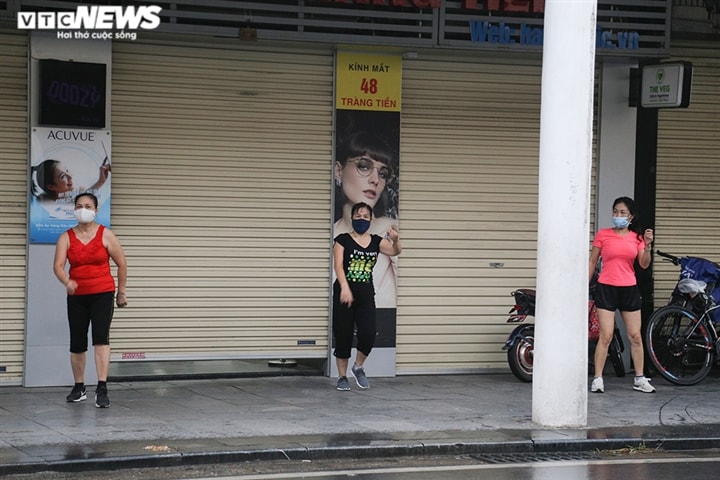 Ảnh: Bất chấp lệnh cấm, người Hà Nội vẫn ra đường tập thể dục giữa đại dịch - Ảnh 4. Ảnh: Bất chấp lệnh cấm, người Hà Nội vẫn ra đường tập thể dục giữa đại dịch - Ảnh 4.