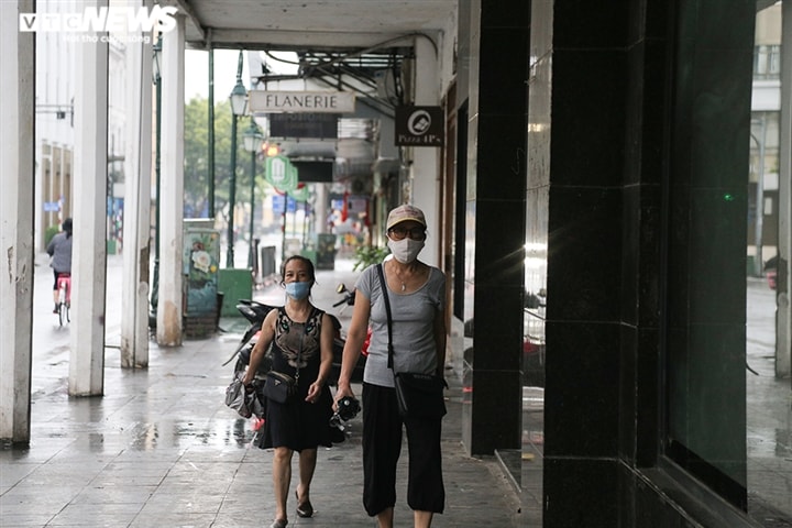 Ảnh: Bất chấp lệnh cấm, người Hà Nội vẫn ra đường tập thể dục giữa đại dịch - Ảnh 10. Ảnh: Bất chấp lệnh cấm, người Hà Nội vẫn ra đường tập thể dục giữa đại dịch - Ảnh 10.