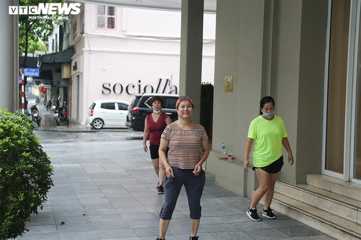 Ảnh: Bất chấp lệnh cấm, người Hà Nội vẫn ra đường tập thể dục giữa đại dịch - Ảnh 5. Ảnh: Bất chấp lệnh cấm, người Hà Nội vẫn ra đường tập thể dục giữa đại dịch - Ảnh 5.