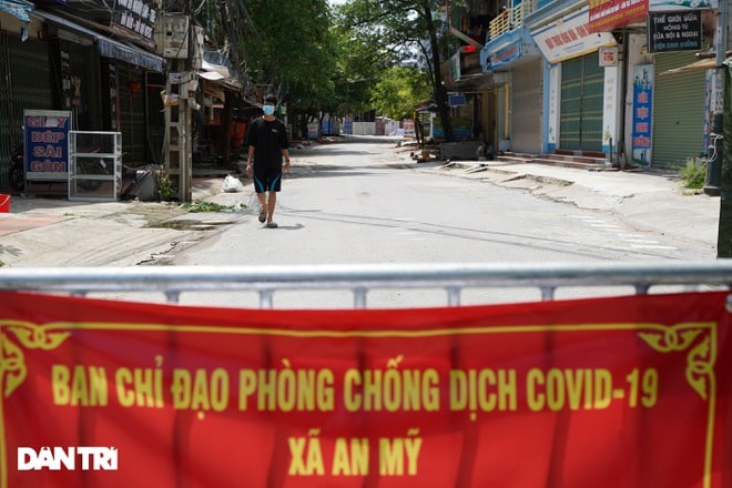 Cận cảnh khu dân cư bị cách ly hơn 2.000 người ở ngoại thành Hà Nội - Ảnh 8.