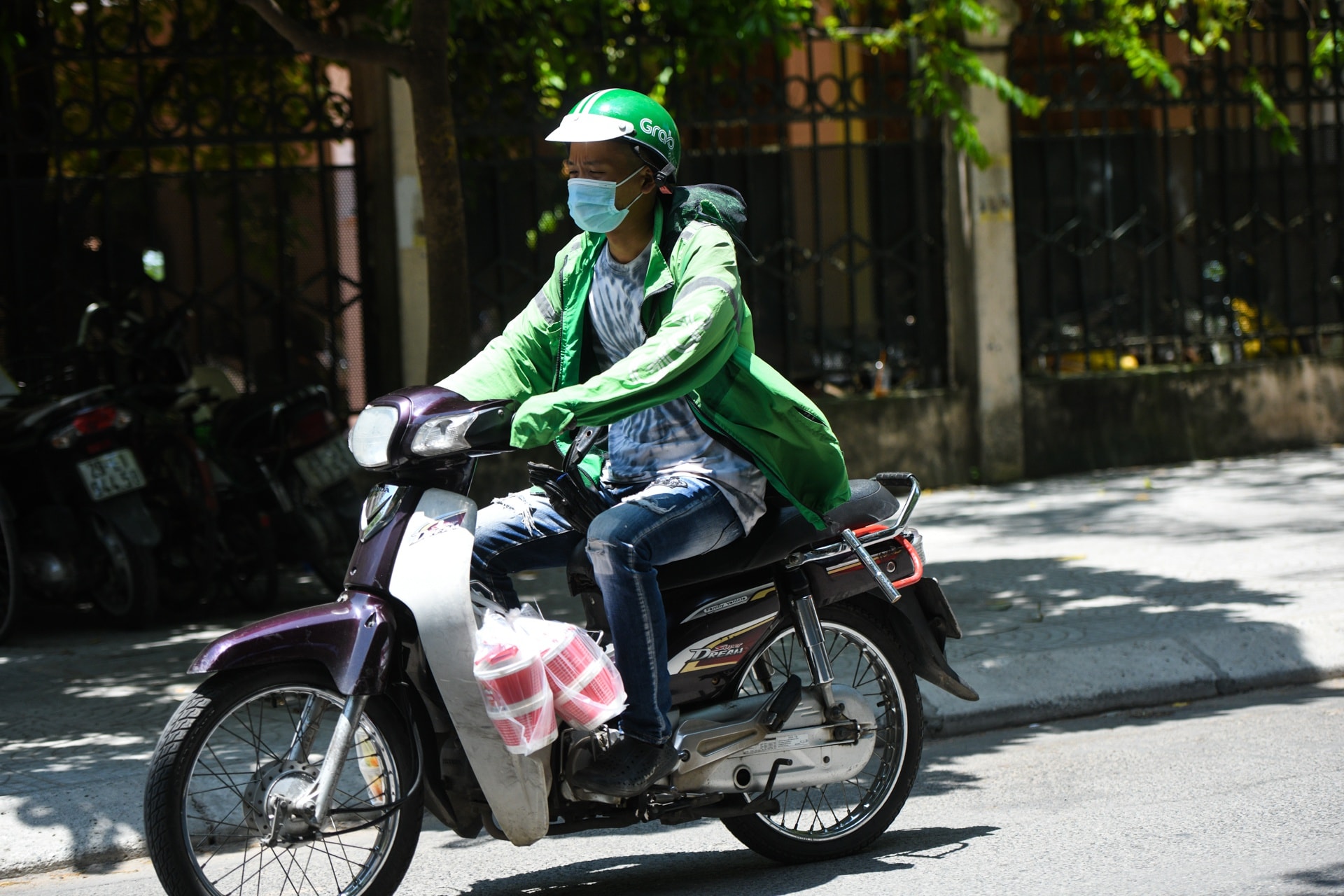 Hàng quán, shipper Hà Nội tất bật trong ngày đầu bán mang về - Ảnh 3.