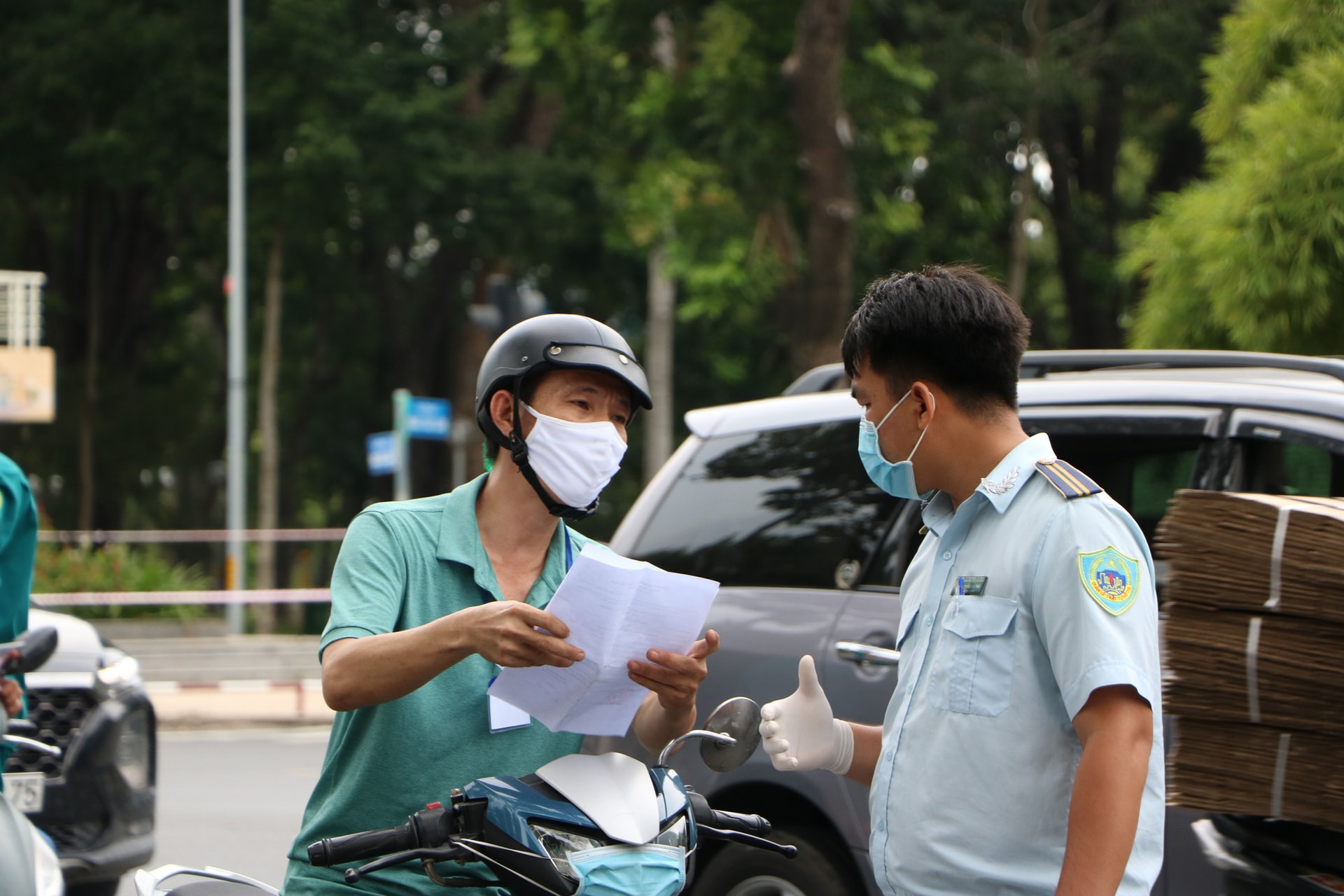 Bị lập biên bản vì ra đường khi không cần thiết, thanh niên giật CMND bỏ chạy - Ảnh 4.