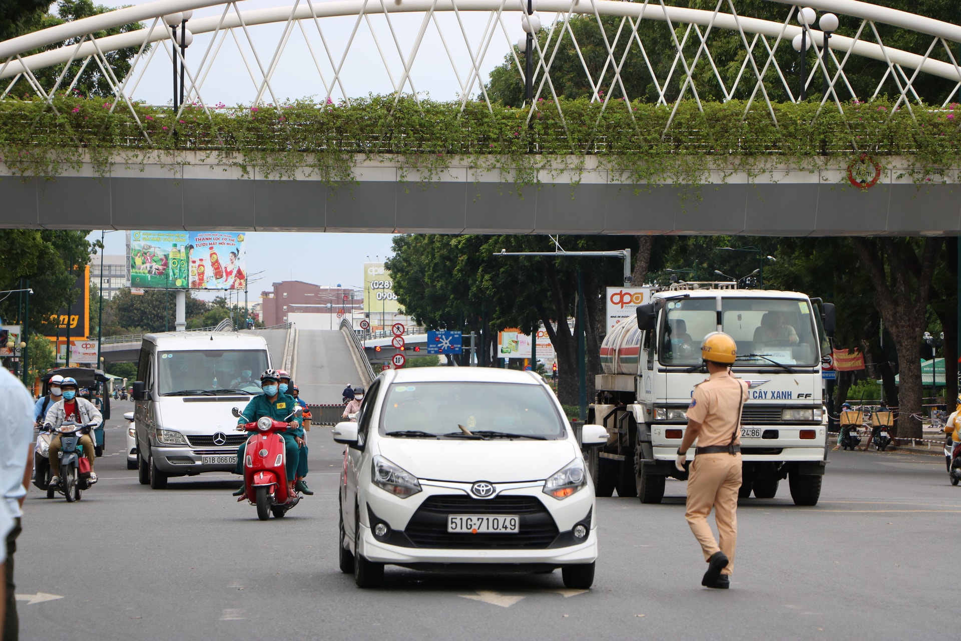 Bị lập biên bản vì ra đường khi không cần thiết, thanh niên giật CMND bỏ chạy - Ảnh 3.