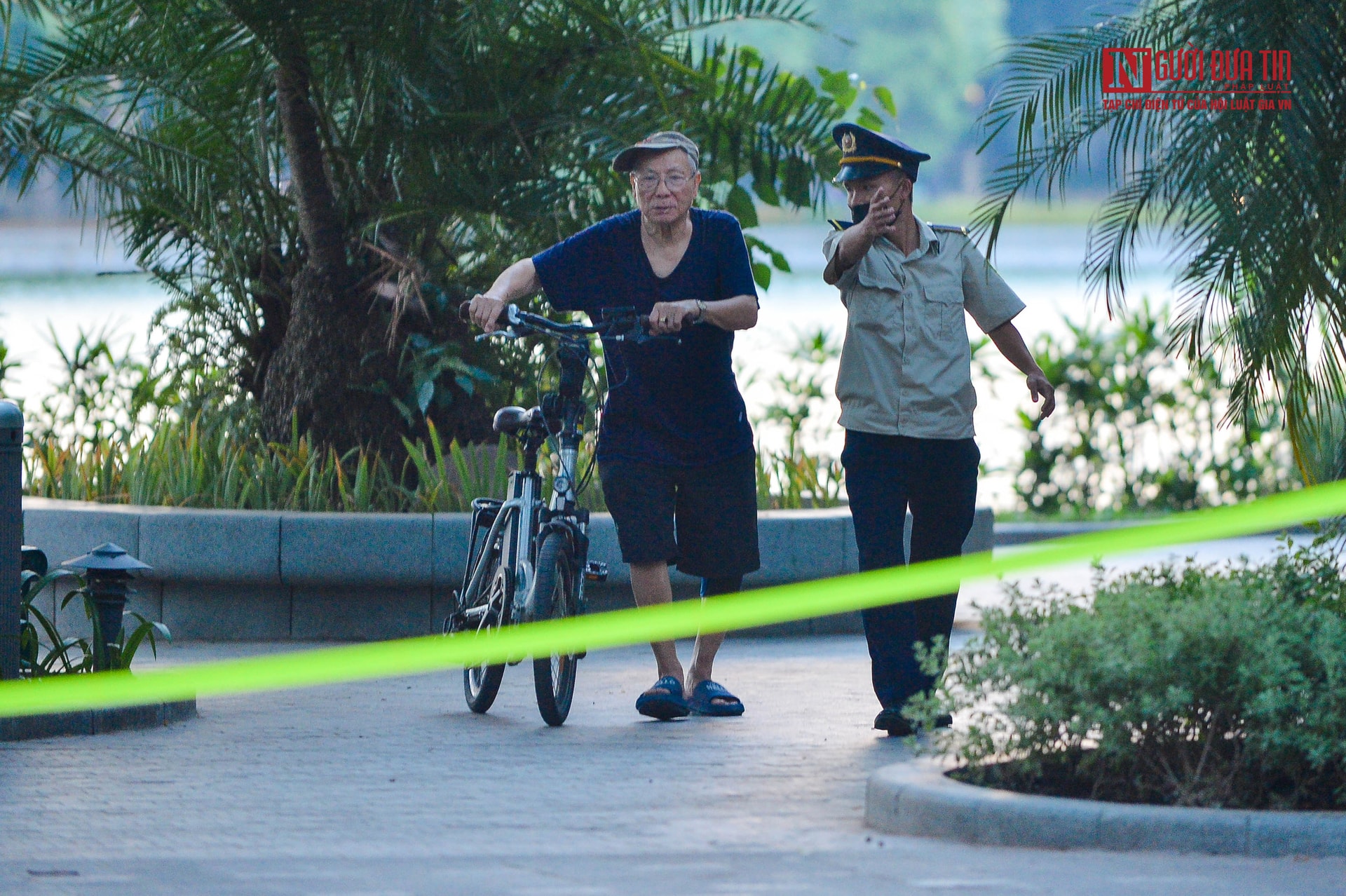 Hà Nội: Căng dây, dựng rào chắn hạn chế người dân tập thể dục ngoài trời - Ảnh 8.