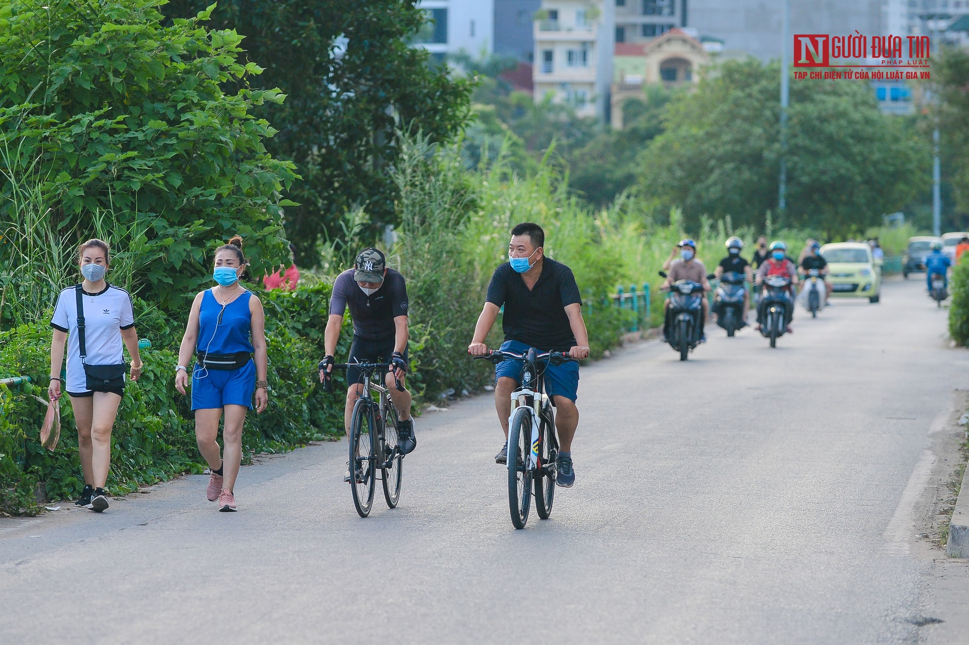 Hà Nội: Căng dây, dựng rào chắn hạn chế người dân tập thể dục ngoài trời - Ảnh 11.