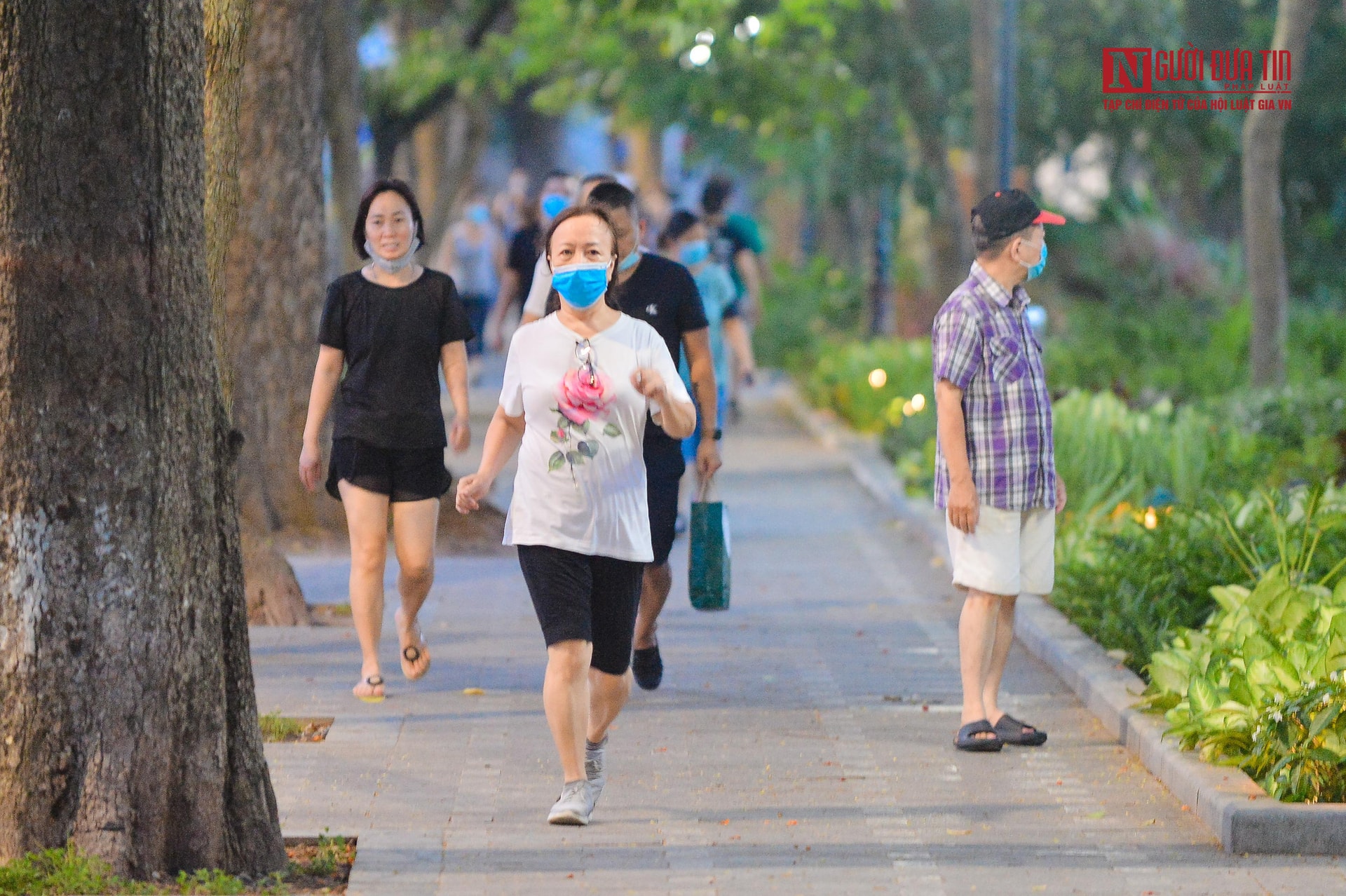 Hà Nội: Căng dây, dựng rào chắn hạn chế người dân tập thể dục ngoài trời - Ảnh 9.