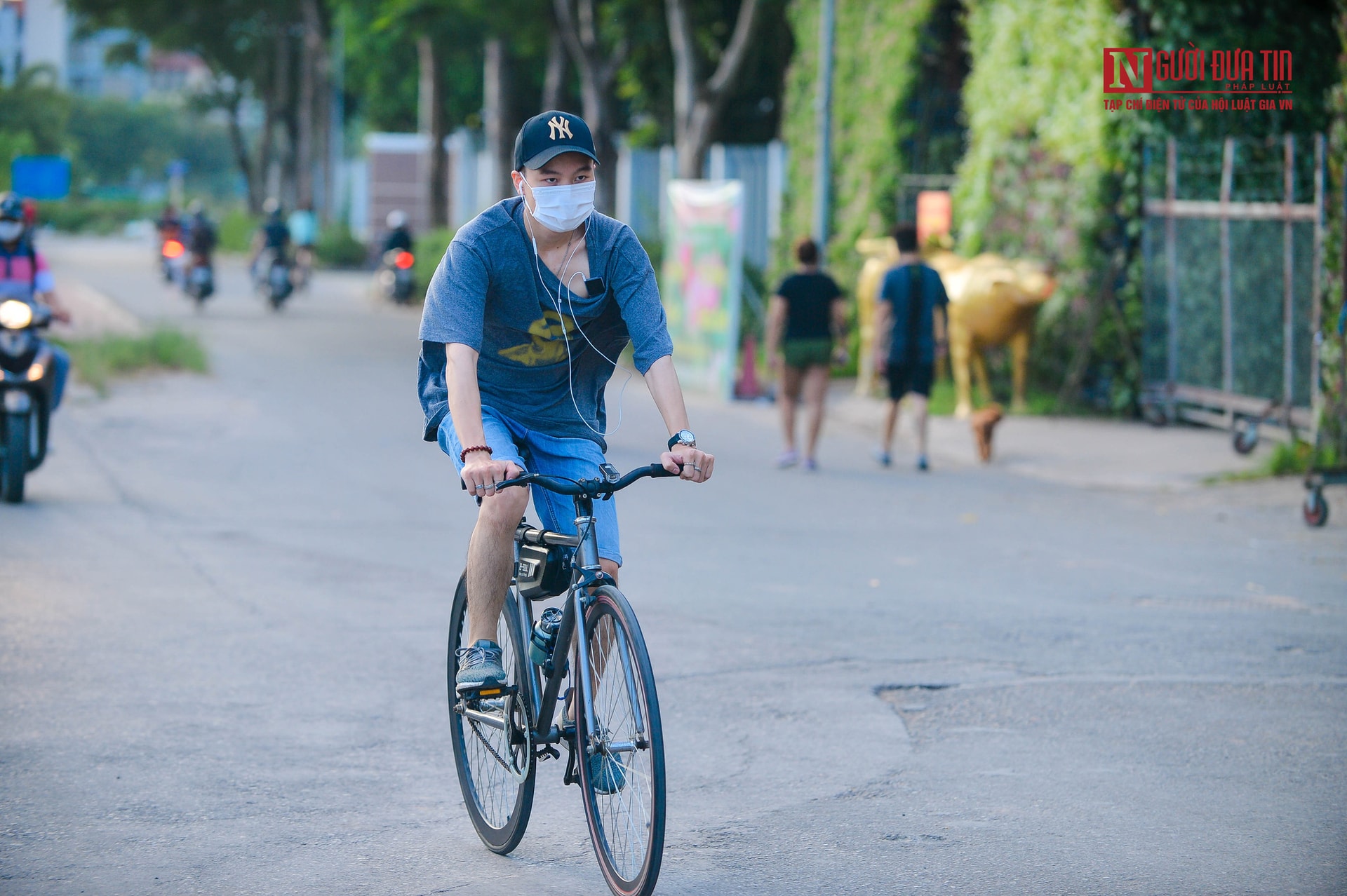 Hà Nội: Căng dây, dựng rào chắn hạn chế người dân tập thể dục ngoài trời - Ảnh 13.