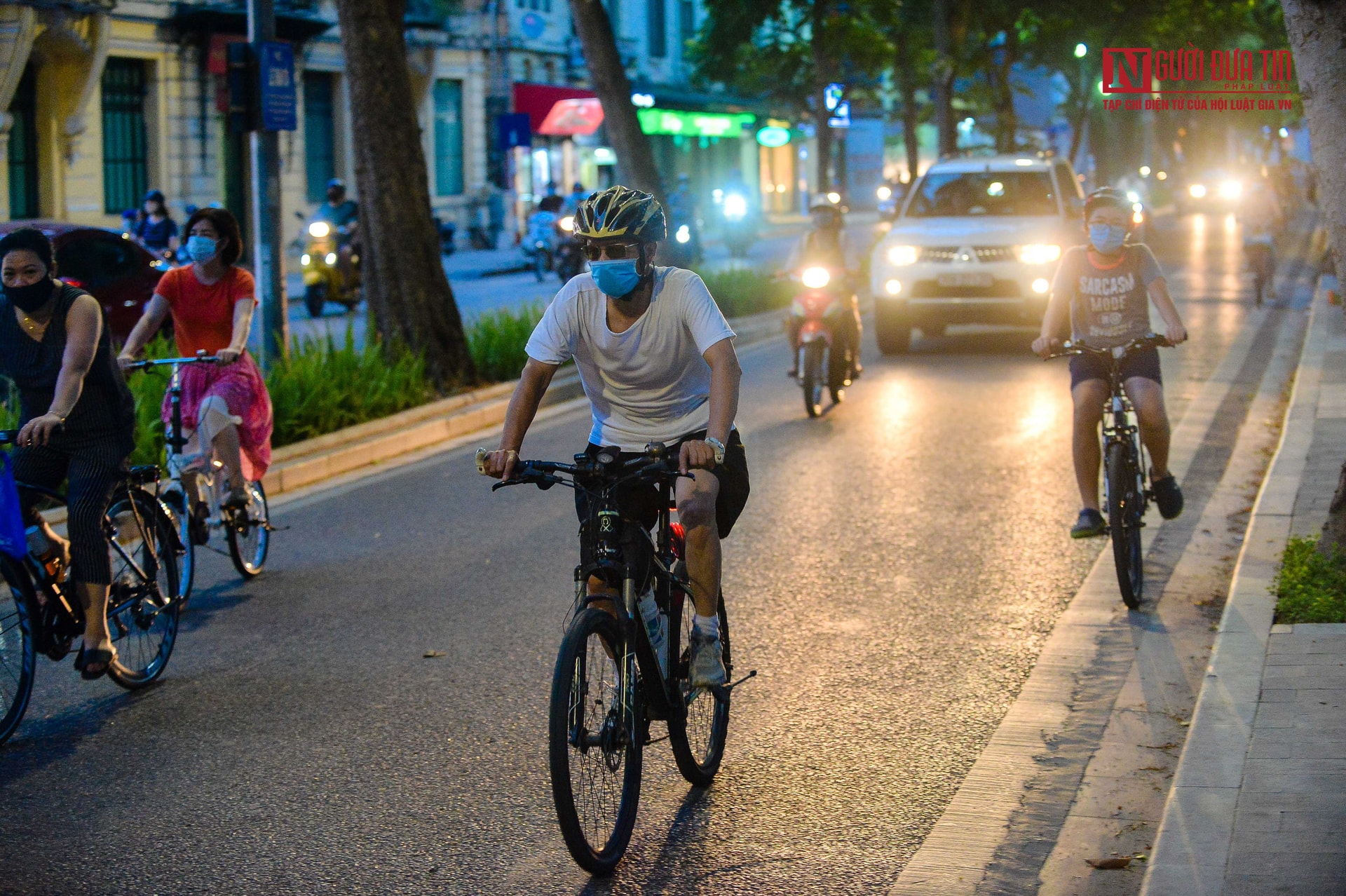 Hà Nội: Căng dây, dựng rào chắn hạn chế người dân tập thể dục ngoài trời - Ảnh 10.