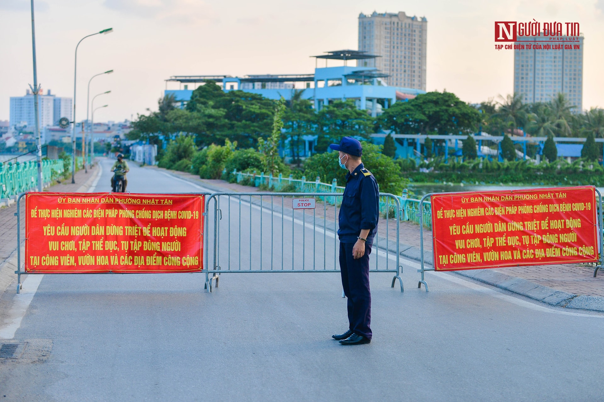 Hà Nội: Căng dây, dựng rào chắn hạn chế người dân tập thể dục ngoài trời - Ảnh 12.