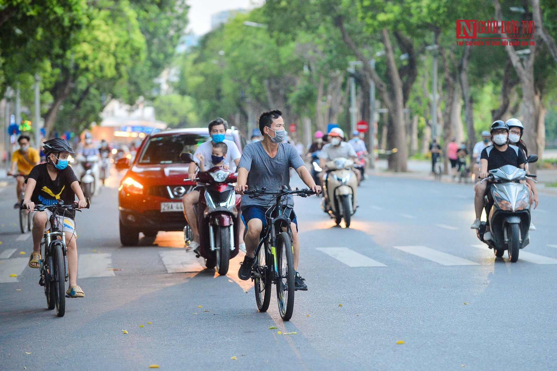 Hà Nội: Căng dây, dựng rào chắn hạn chế người dân tập thể dục ngoài trời - Ảnh 1.