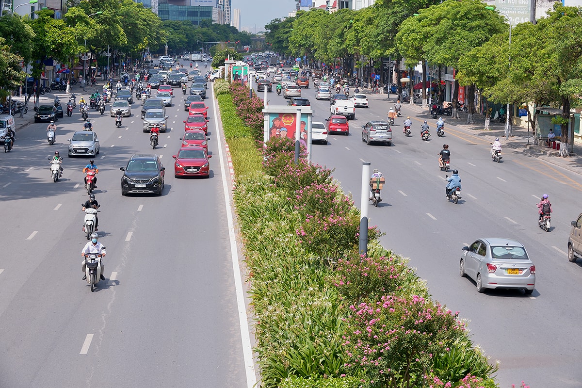 Khung cảnh tuyến đường Trần Duy Hưng - Nguyễn Chí Thanh giờ ra sao sau 1 tháng di dời hàng cây phong lá đỏ - Ảnh 8.