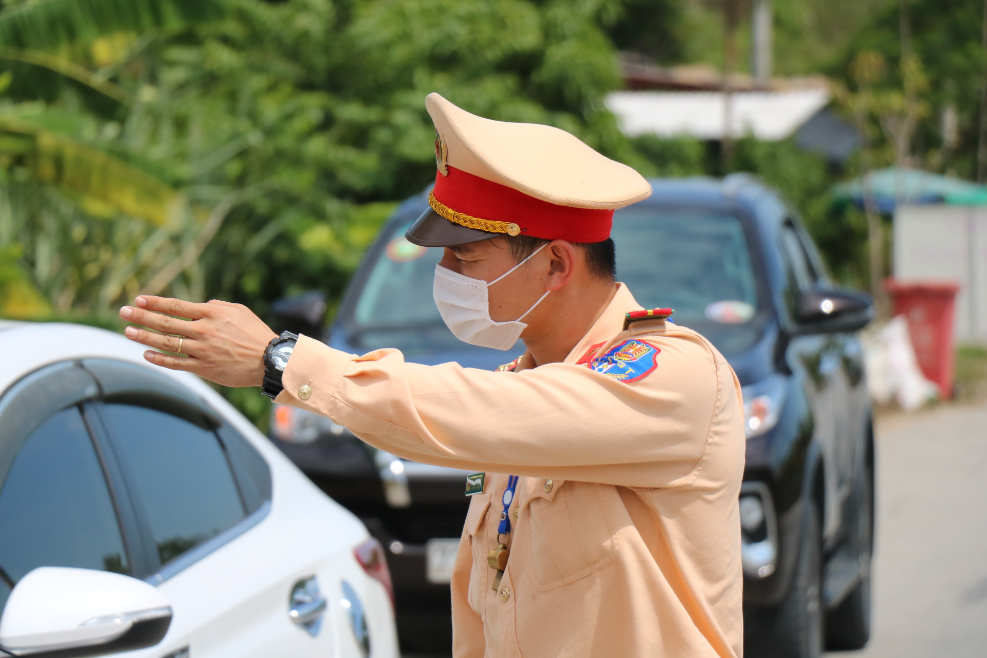 Đội nắng chặn dịch tại cửa ngõ vào Thừa Thiên Huế - Ảnh 9.
