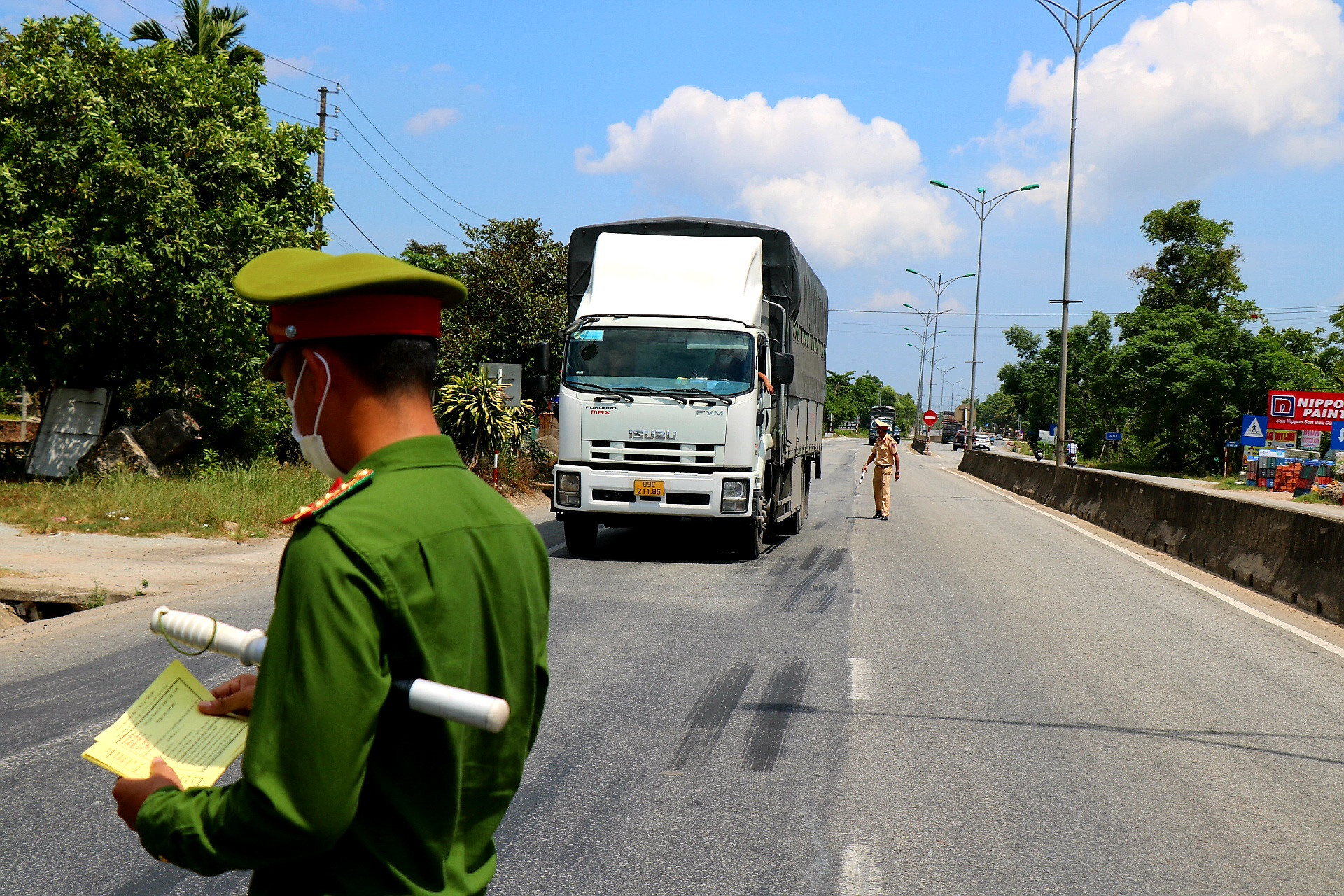 Đội nắng chặn dịch tại cửa ngõ vào Thừa Thiên Huế - Ảnh 3.