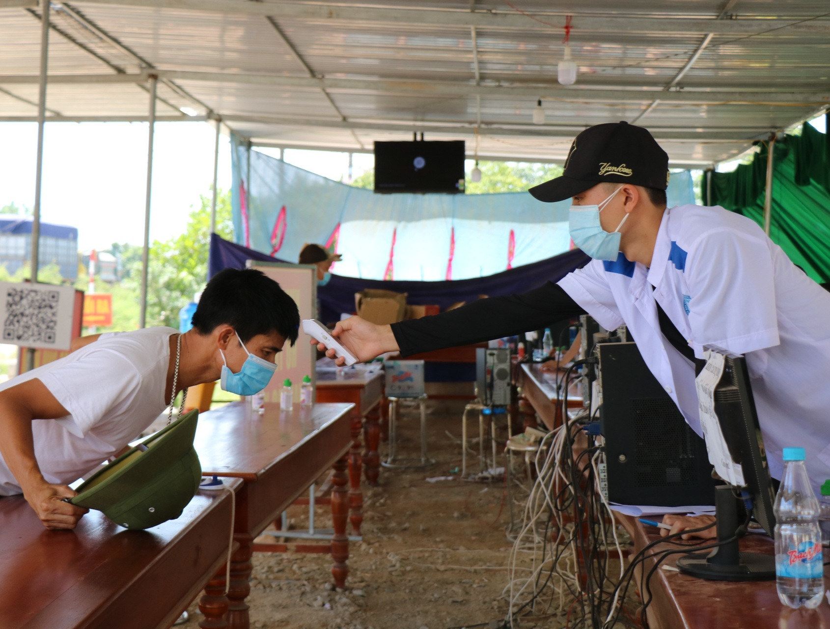 Đội nắng chặn dịch tại cửa ngõ vào Thừa Thiên Huế - Ảnh 7.