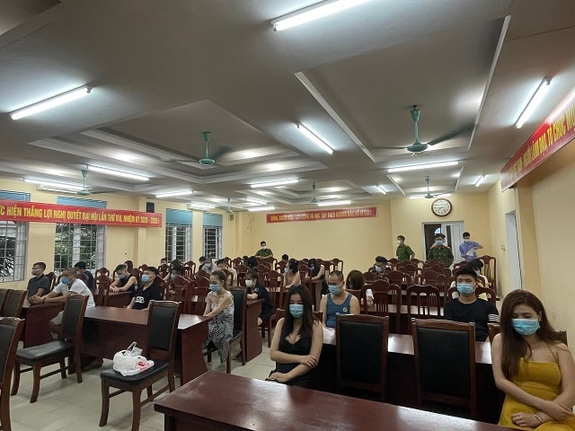 Bất chấp lệnh cấm, 25 người Bất chấp lệnh cấm, 25 người