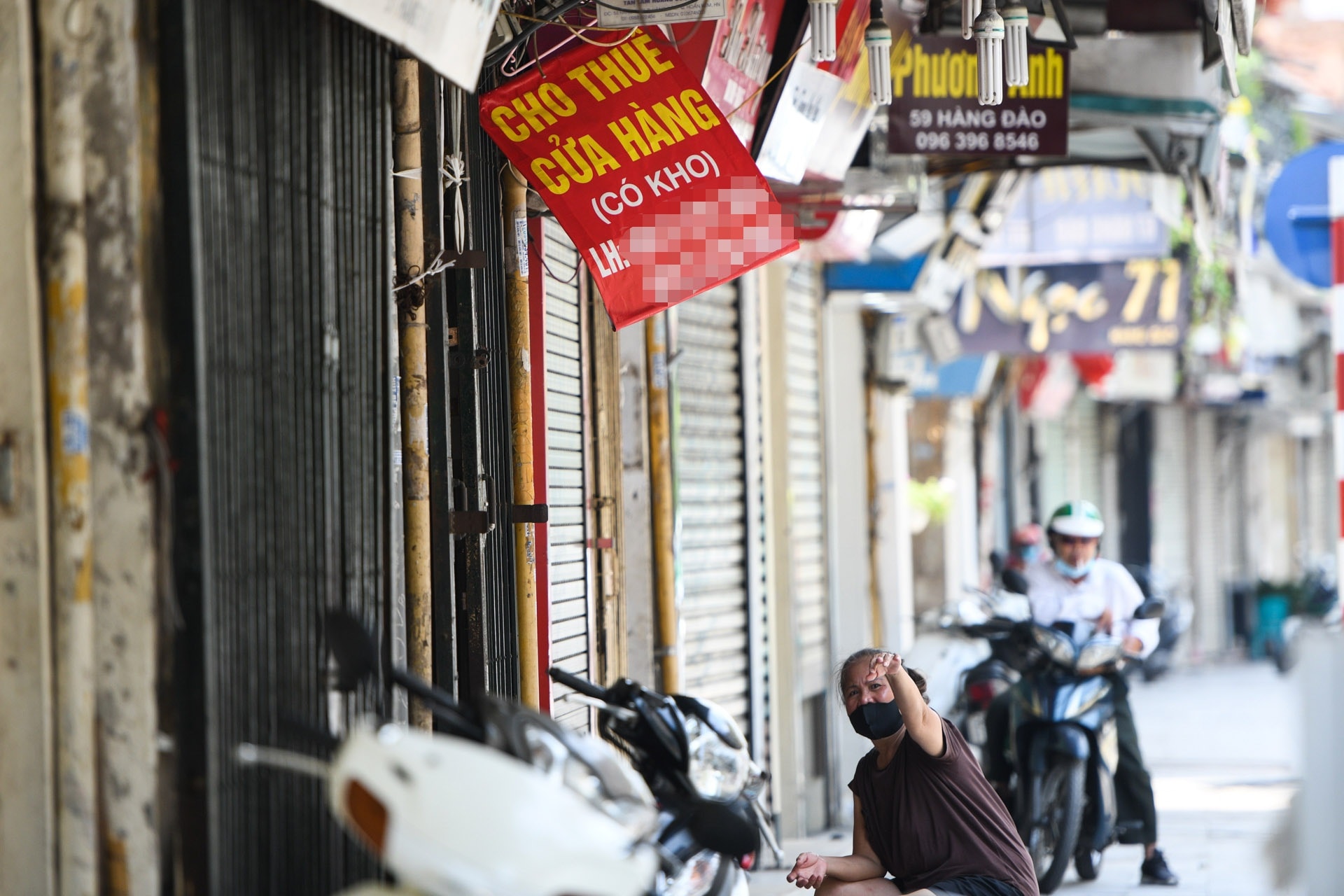 Hàng loạt nhà phố cổ Hà Nội treo biển cho thuê, bán nhà - Ảnh 4.