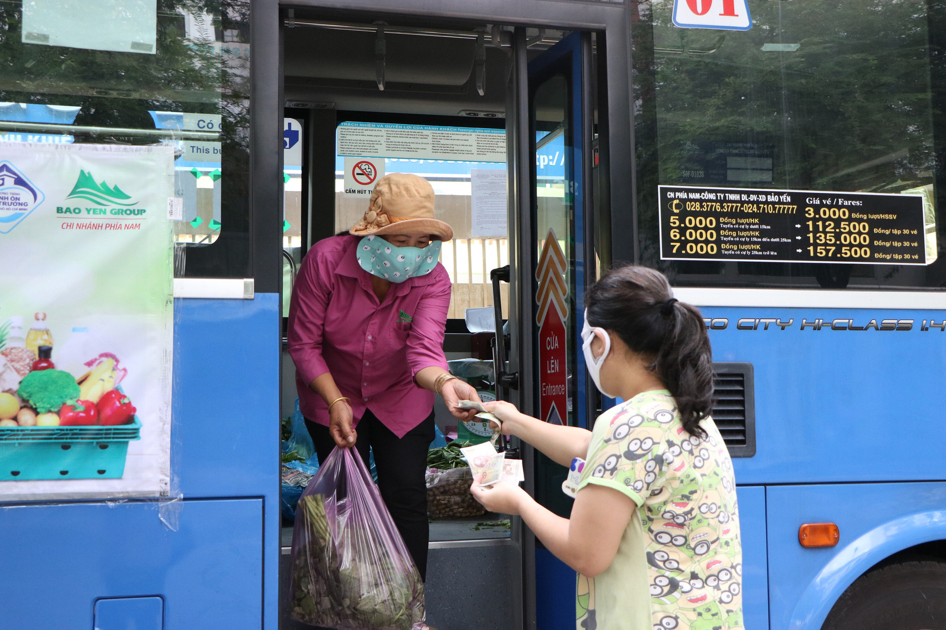 Người dân Sài Gòn mua rau củ trên... xe buýt - Ảnh 5.