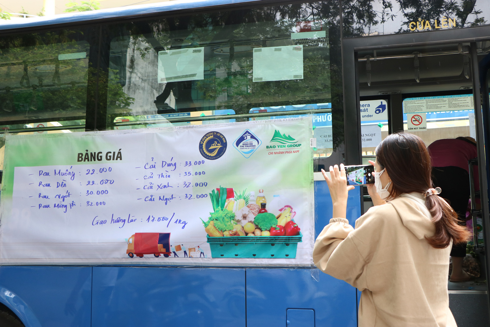 Người dân Sài Gòn mua rau củ trên... xe buýt - Ảnh 3.