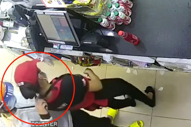 Nữ nhân viên cửa hàng tiện lợi bị kẻ cướp kề dao vào cổ cuỗm 9 triệu đồng - Ảnh 1.