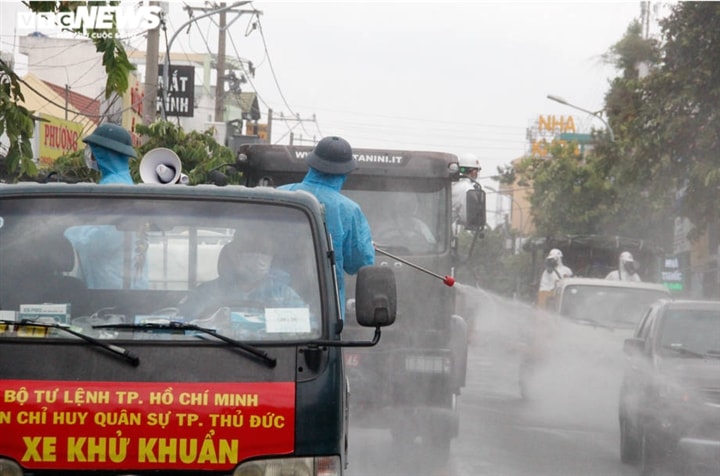 Ảnh: Bắt đầu phun khử khuẩn hơn 1.000km đường ở TP.HCM - Ảnh 5.