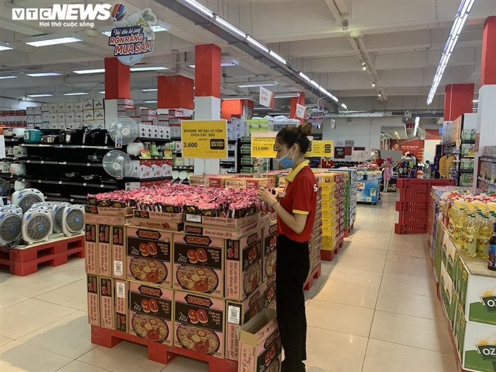 Ảnh: Rau xanh, thịt cá... đầy ắp siêu thị Hà Nội trong ngày đầu giãn cách xã hội - Ảnh 6.