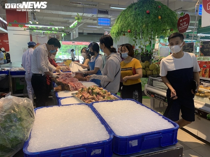 Ảnh: Rau xanh, thịt cá... đầy ắp siêu thị Hà Nội trong ngày đầu giãn cách xã hội - Ảnh 3.