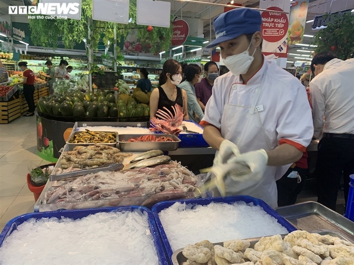 Ảnh: Rau xanh, thịt cá... đầy ắp siêu thị Hà Nội trong ngày đầu giãn cách xã hội - Ảnh 4.