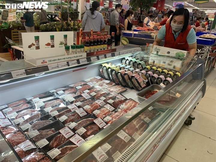 Ảnh: Rau xanh, thịt cá... đầy ắp siêu thị Hà Nội trong ngày đầu giãn cách xã hội - Ảnh 5.
