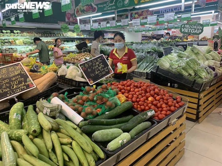 Ảnh: Rau xanh, thịt cá... đầy ắp siêu thị Hà Nội trong ngày đầu giãn cách xã hội - Ảnh 1.