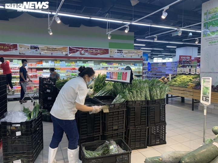 Ảnh: Rau xanh, thịt cá... đầy ắp siêu thị Hà Nội trong ngày đầu giãn cách xã hội - Ảnh 7.