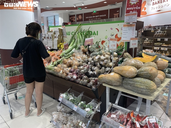 Ảnh: Rau xanh, thịt cá... đầy ắp siêu thị Hà Nội trong ngày đầu giãn cách xã hội - Ảnh 14.
