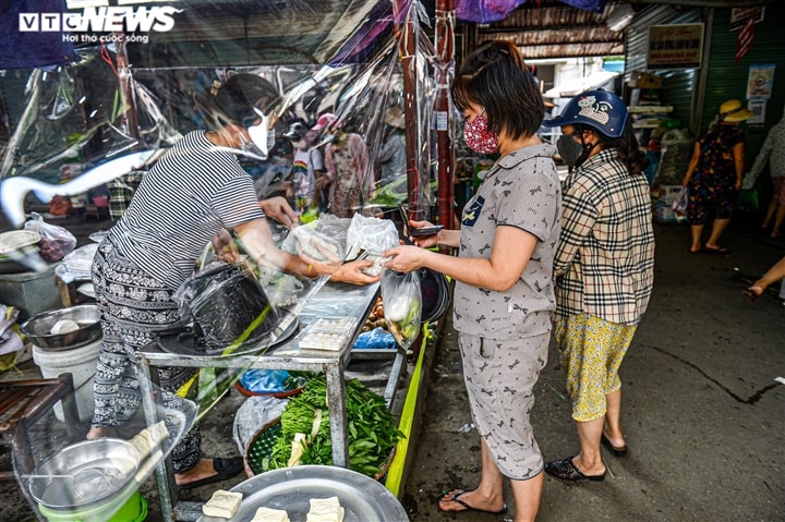 Ảnh: Chợ dân sinh đầu tiên ở Hà Nội quây nilon phòng dịch, chia ca bán hàng - Ảnh 12.