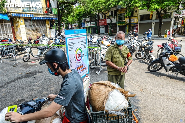 Ảnh: Chợ dân sinh đầu tiên ở Hà Nội quây nilon phòng dịch, chia ca bán hàng - Ảnh 9.