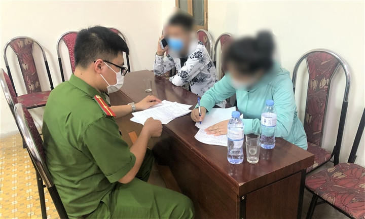 Hà Nội xử phạt 45 người trong ngày đầu giãn cách xã hội - Ảnh 1.