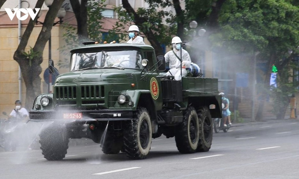 Quân đội phun khử khuẩn diện rộng tại Thủ đô Hà Nội, phòng Covid-19 - Ảnh 9.
