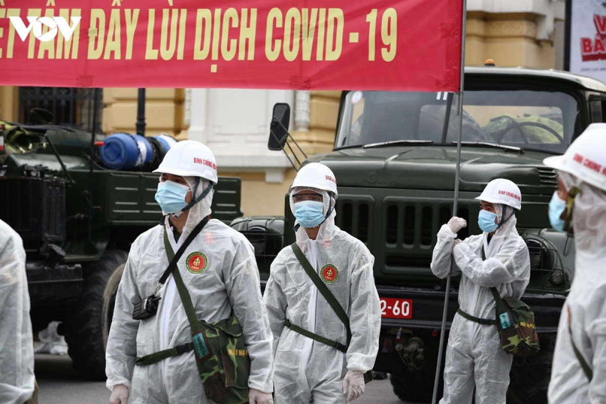 Quân đội phun khử khuẩn diện rộng tại Thủ đô Hà Nội, phòng Covid-19 - Ảnh 2.