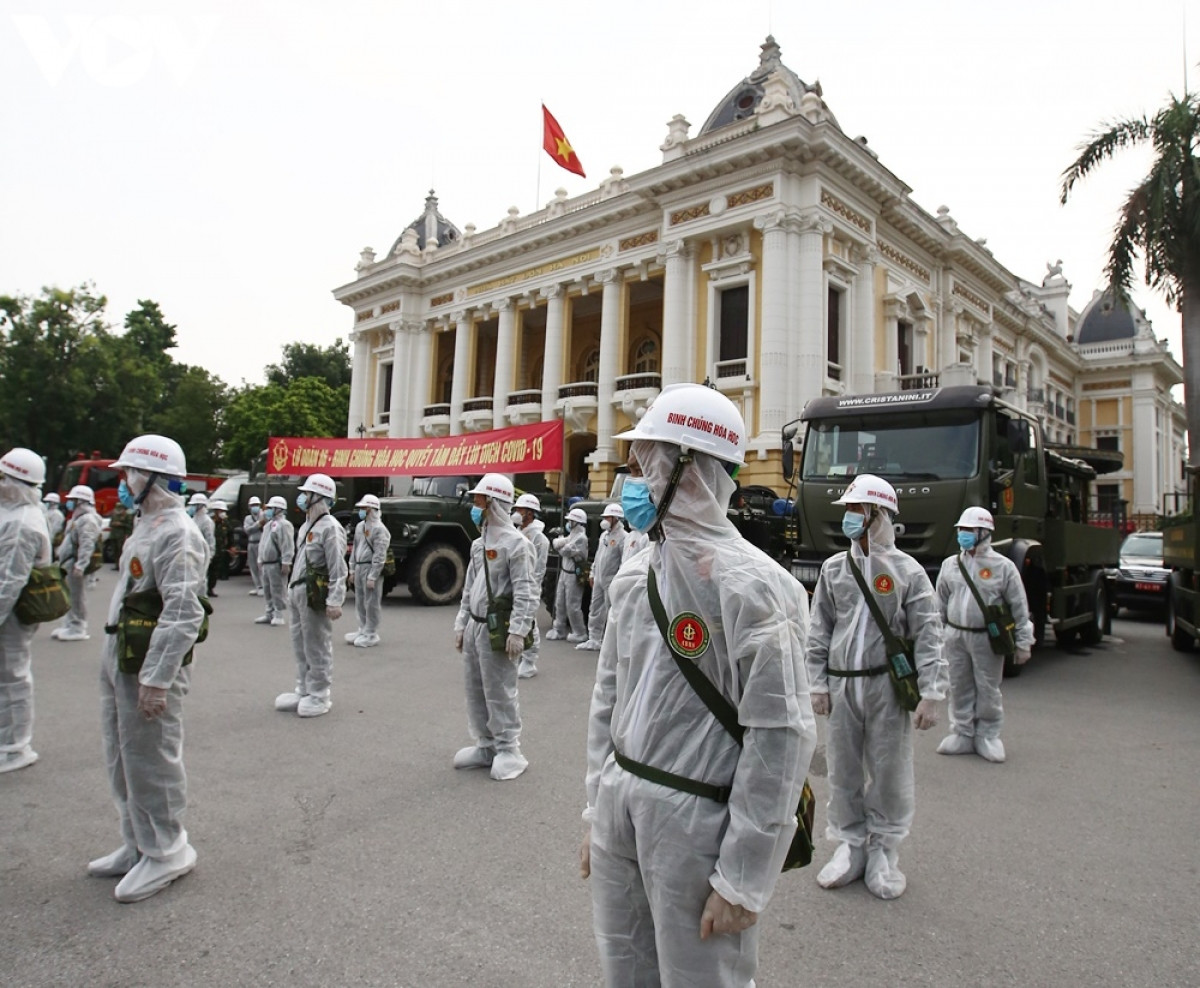 Quân đội phun khử khuẩn diện rộng tại Thủ đô Hà Nội, phòng Covid-19 - Ảnh 3.