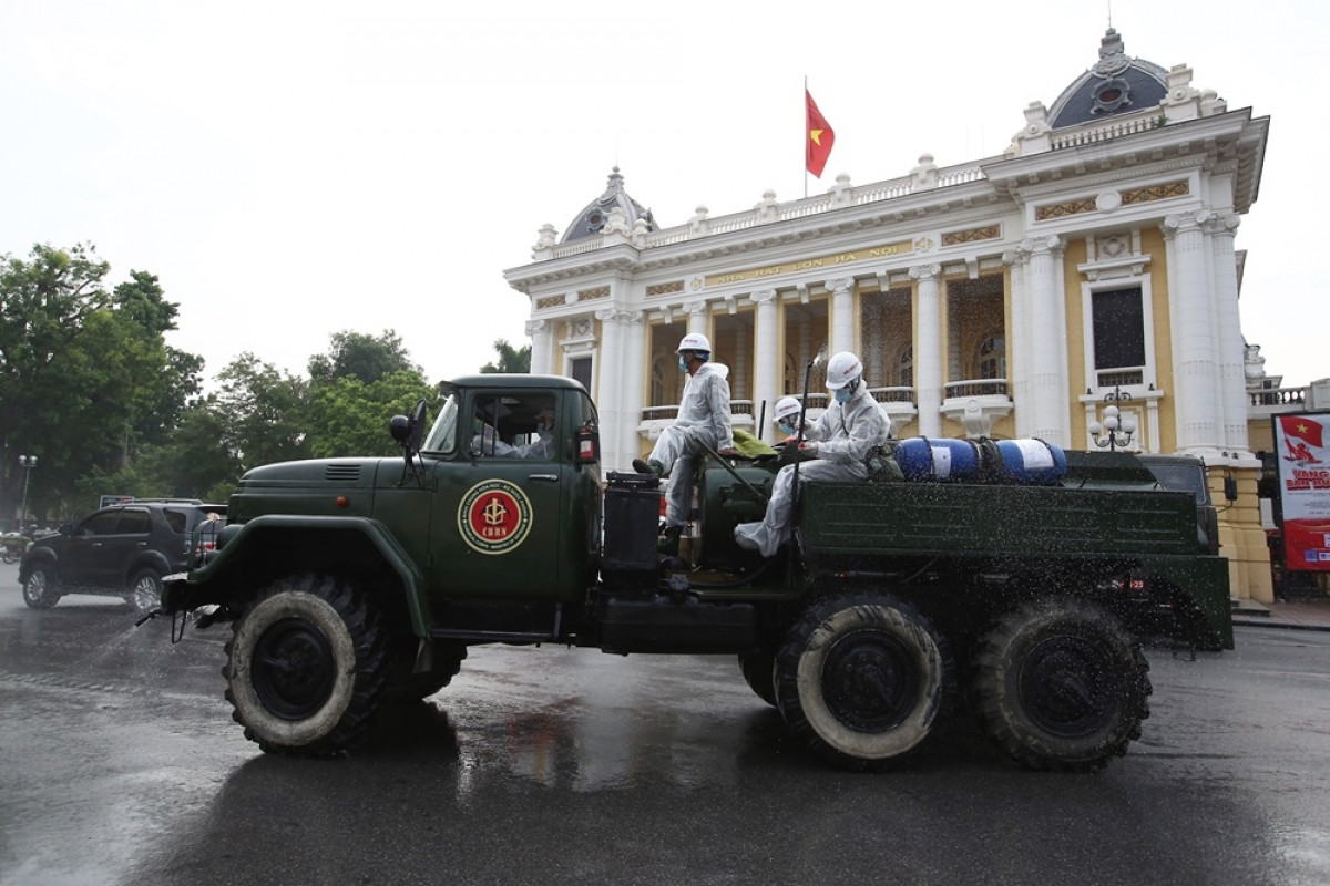 Quân đội phun khử khuẩn diện rộng tại Thủ đô Hà Nội, phòng Covid-19 - Ảnh 1.