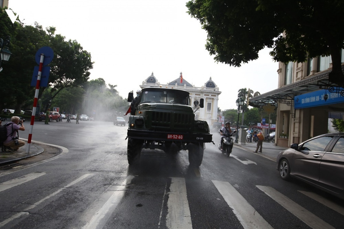 Quân đội phun khử khuẩn diện rộng tại Thủ đô Hà Nội, phòng Covid-19 - Ảnh 6.