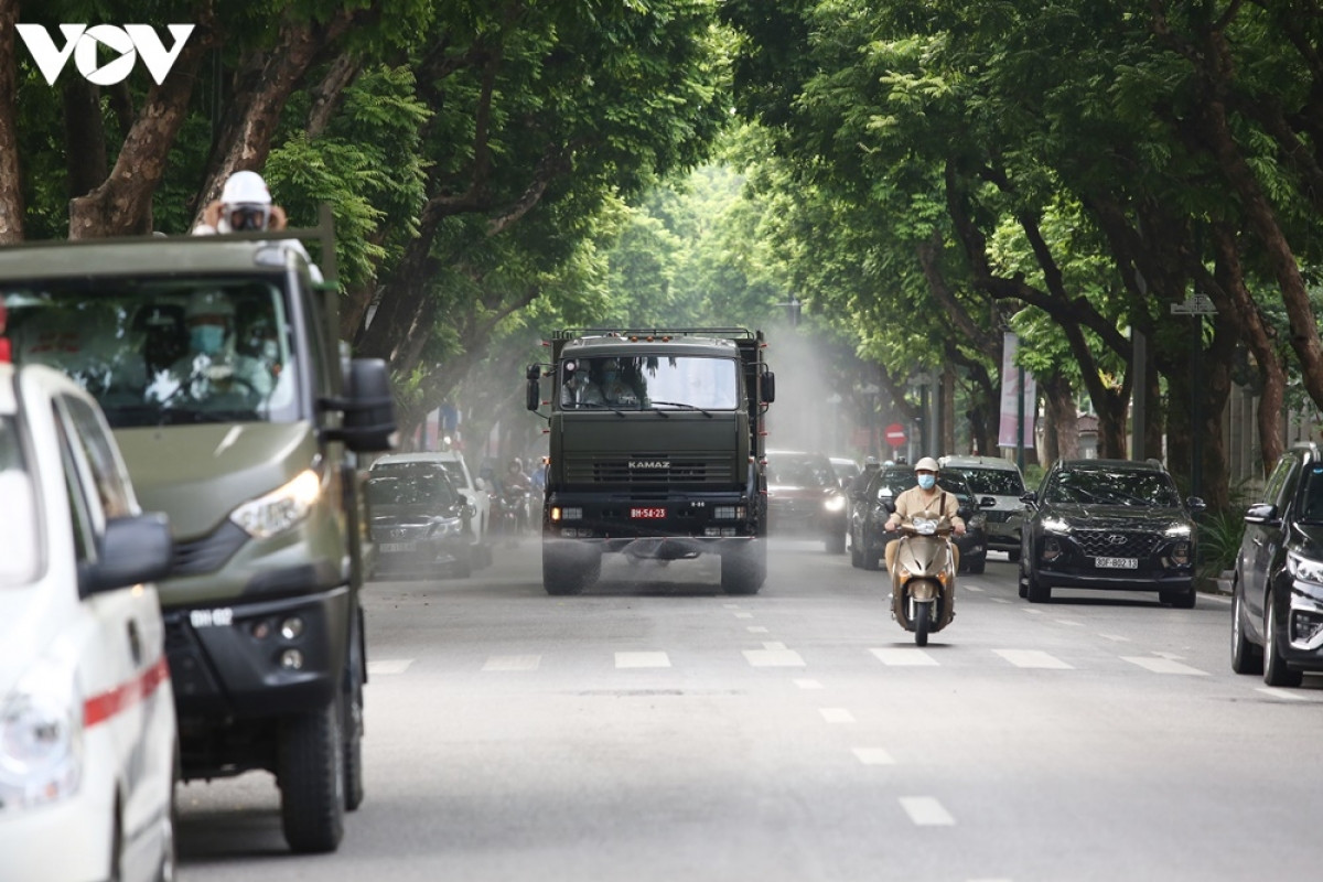 Quân đội phun khử khuẩn diện rộng tại Thủ đô Hà Nội, phòng Covid-19 - Ảnh 10.