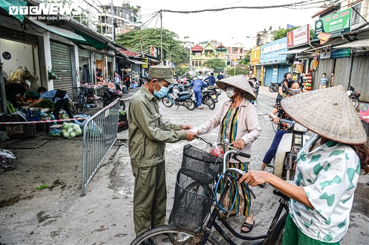 Ảnh: Chợ dân sinh đầu tiên ở Hà Nội phát thẻ đi chợ theo giờ - Ảnh 2.