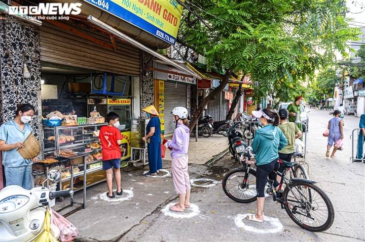 Ảnh: Chợ dân sinh đầu tiên ở Hà Nội phát thẻ đi chợ theo giờ - Ảnh 12.