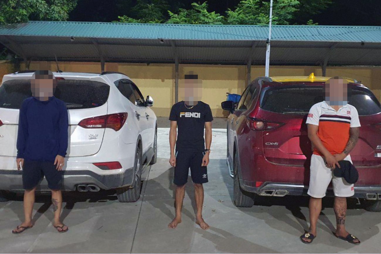 Hà Nội: Bất chấp lệnh cấm, ba thanh niên rủ nhau lên núi... uống rượu - Ảnh 1. Hà Nội: Bất chấp lệnh cấm, ba thanh niên rủ nhau lên núi... uống rượu - Ảnh 1.